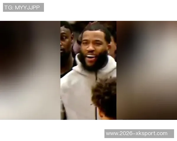 阿尔瓦拉多拼抢受伤迅速回更衣室后再度重返赛场展现顽强精神